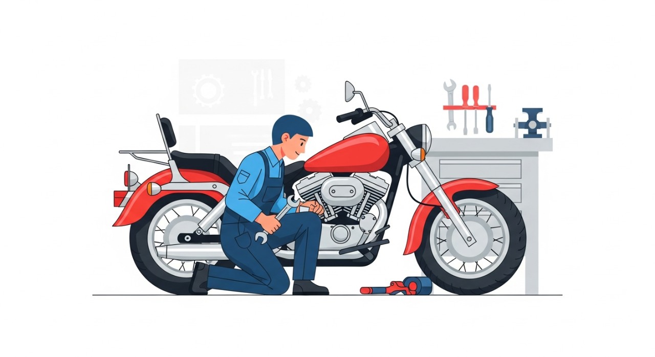 Seorang mekanik sedang memeriksa motosikal di bengkel.