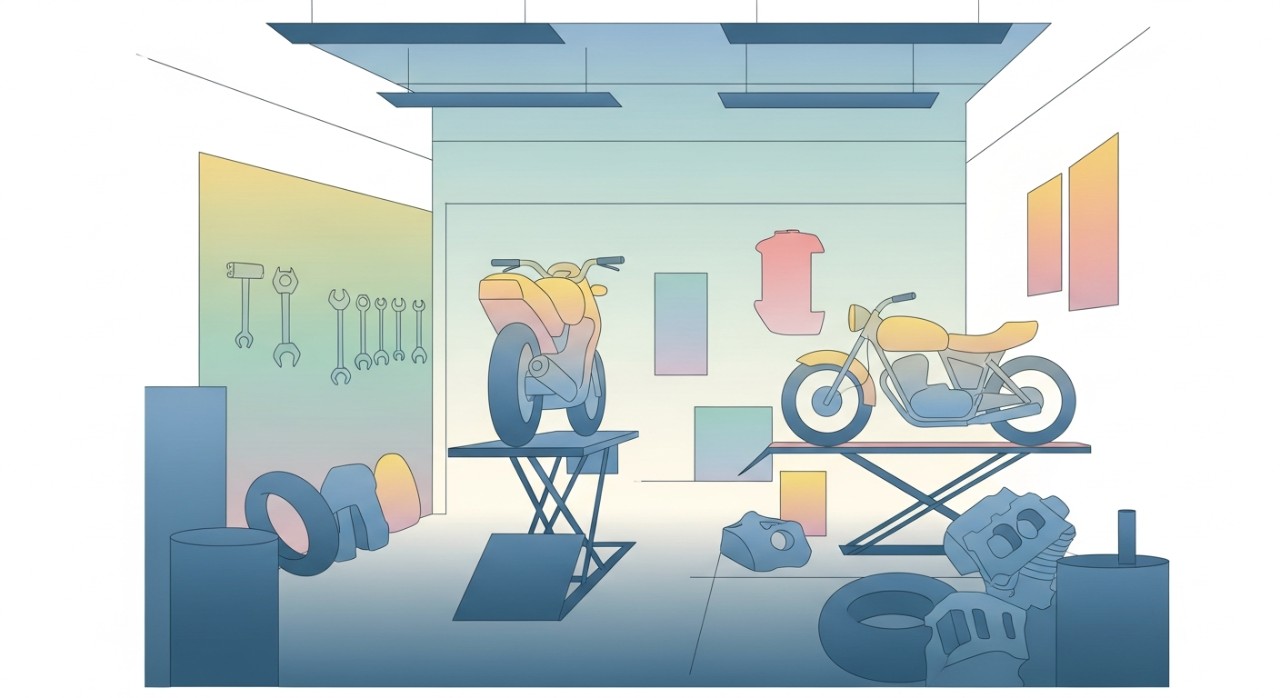 Suasana di dalam bengkel motosikal yang menempatkan pelbagai peralatan membaiki kenderaan.