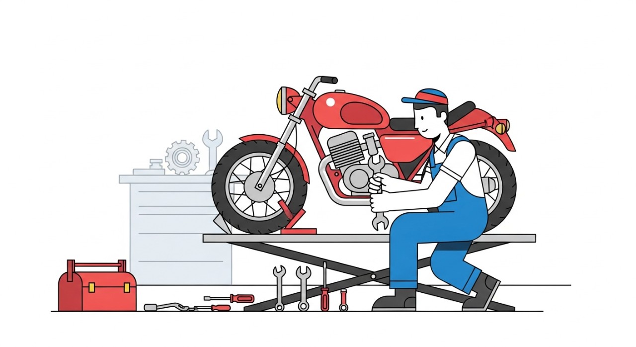 Seorang mekanik sedang membaiki motosikal di dalam bengkel.