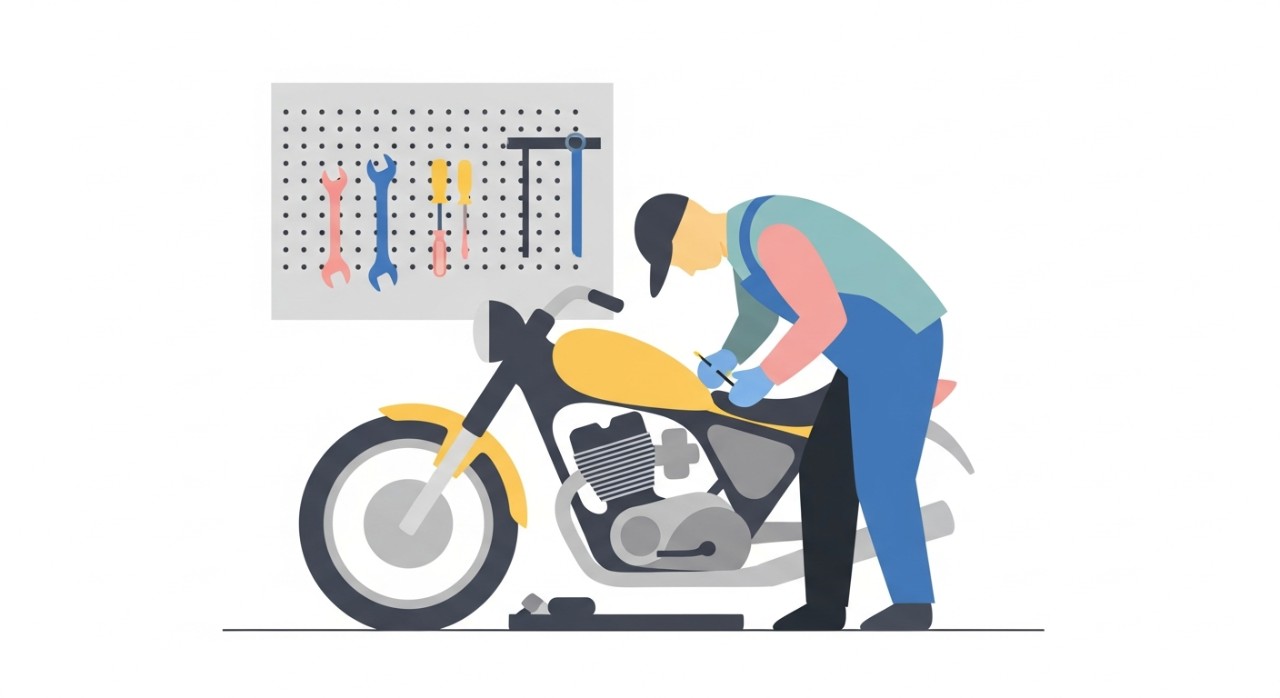 Seorang mekanik sedang menyelenggara enjin motosikal di dalam bengkel yang mempunyai susunan alatan pertukangan.