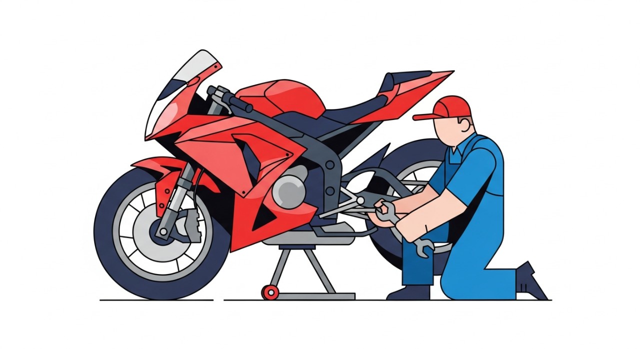 Seorang mekanik sedang menukar tayar pada sebuah motosikal.