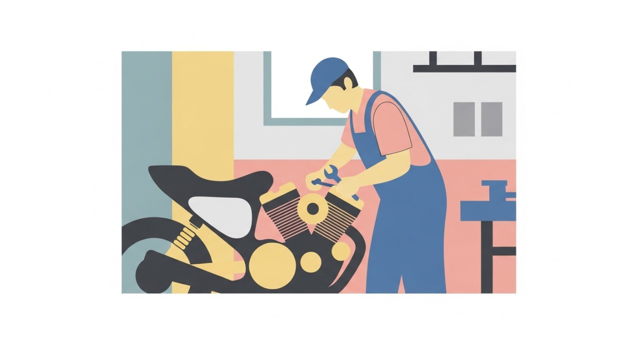 Seorang mekanik sedang membaiki enjin motosikal menggunakan alat pertukangan di dalam sebuah bengkel.