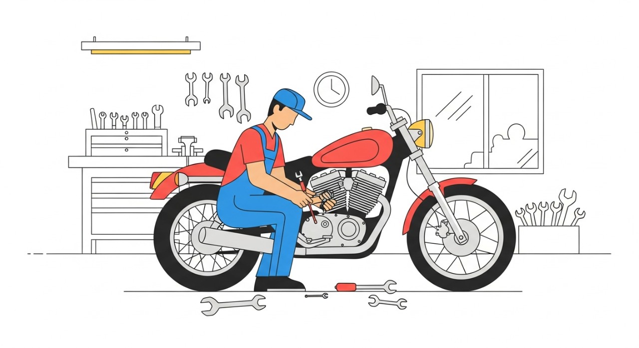 Seorang mekanik sedang fokus membaiki enjin motosikal di dalam bengkel.