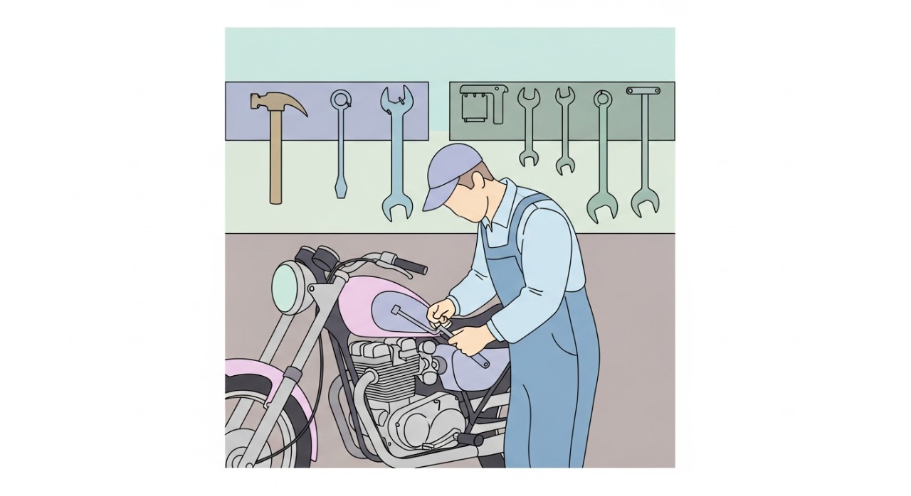 Seorang mekanik sedang membaiki enjin motosikal di dalam bengkel yang mempunyai susunan alatan pertukangan yang kemas