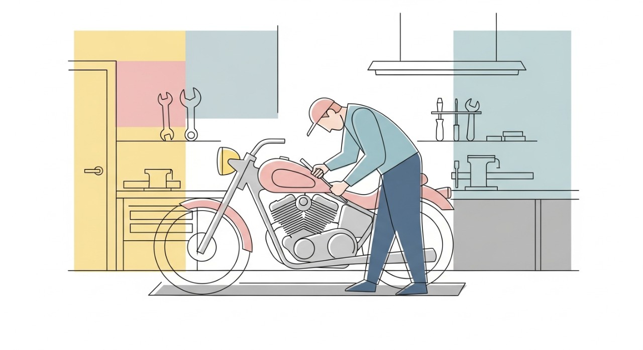 Seorang mekanik sedang membaiki bahagian enjin sebuah motosikal di dalam bengkel.