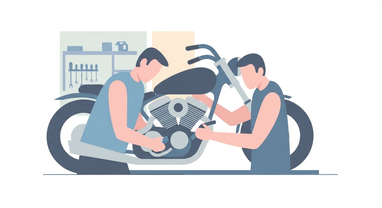 Seorang mekanik sedang membaiki enjin motosikal di dalam bengkel yang tersusun.