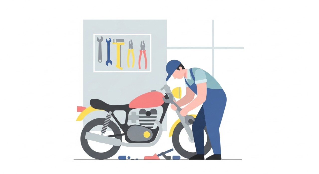 Seorang mekanik sedang memeriksa enjin motosikal dengan teliti di dalam bengkel.