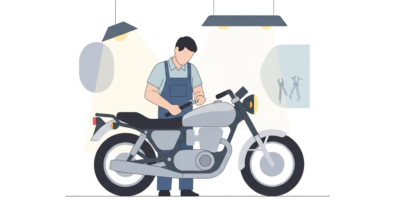 Seorang mekanik sedang menyelenggara motosikal di sebuah bengkel kawasan Setapak.