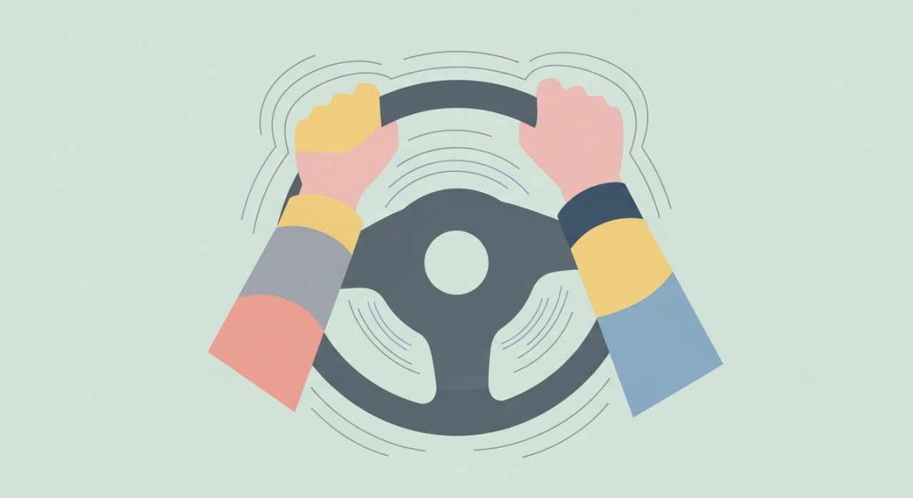 Tangan pengemudi sedang memegang setir mobil yang bergetar saat melakukan pengereman.