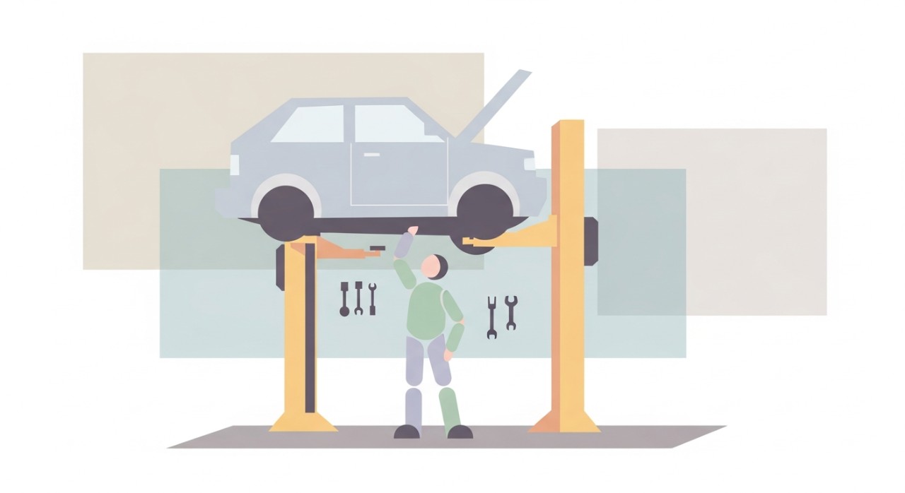 Mekanik sedang memeriksa bahagian bawah kereta yang diangkat menggunakan mesin pengangkat di dalam bengkel