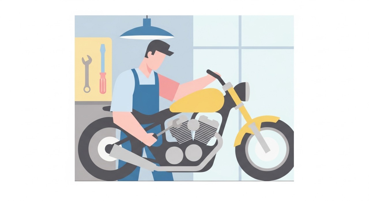 Seorang mekanik sedang menyelenggara enjin motosikal di dalam bengkel.