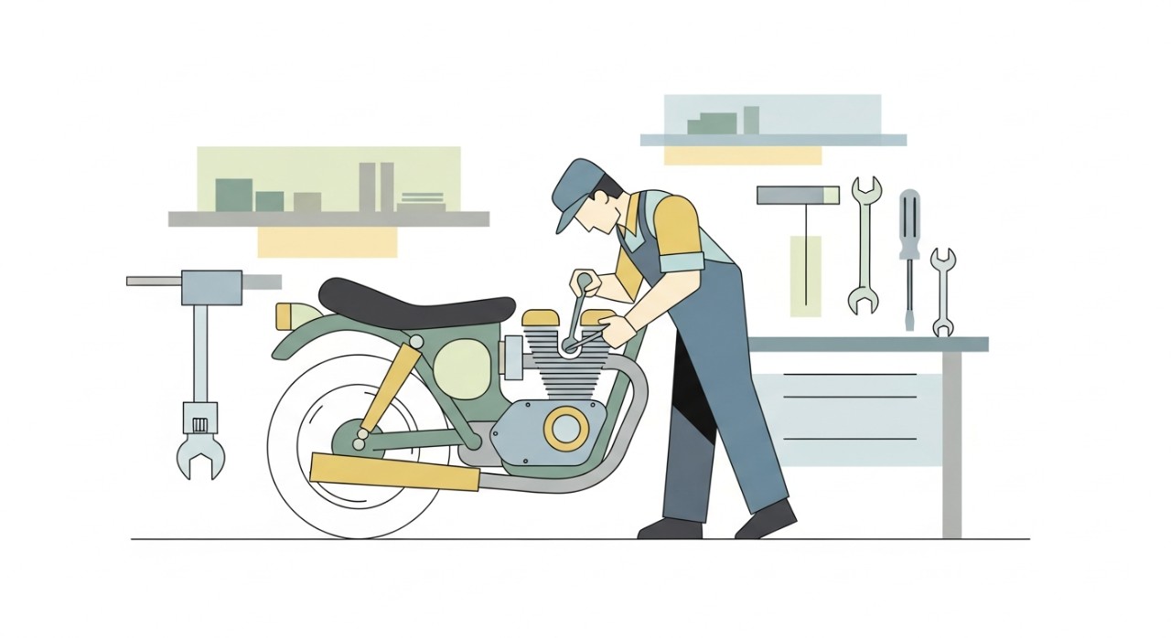 Seorang mekanik sedang membaiki enjin motosikal di dalam sebuah bengkel yang bersih.